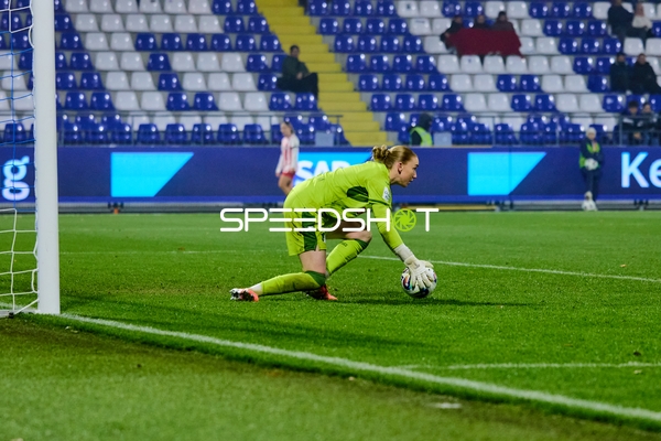 Torwart sichert Ball