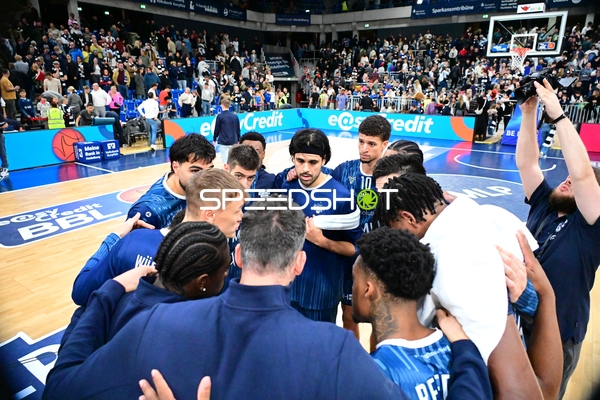 Team-Huddle mit Samuell Williamson (10; MLP Academics Heidelberg)