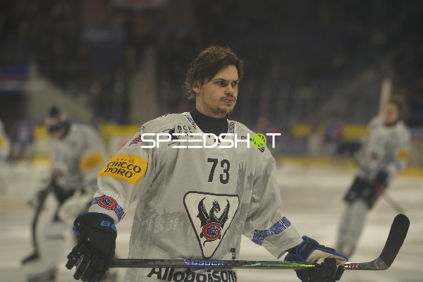 Sandro Schmid (73; Fribourg-Gotteron) fokussiert auf dem Eis