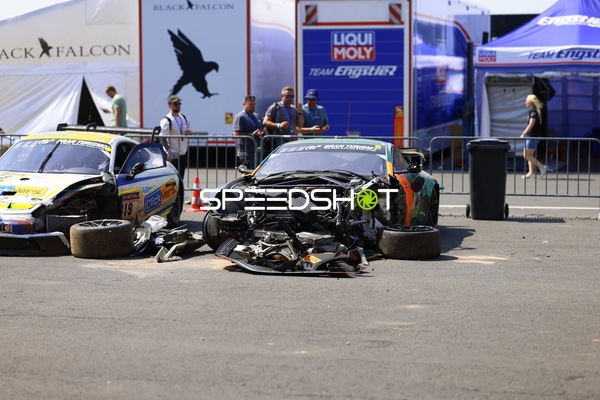 Beschädigte Rennfahrzeuge in Boxengasse