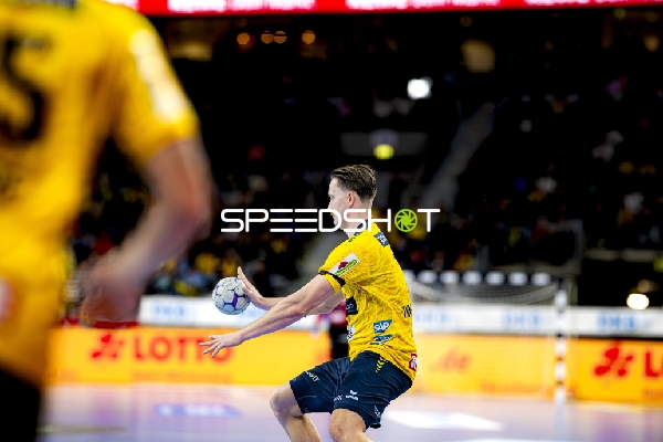 Torwurf von Robert Timmermeister (7; Rhein Neckar Löwen)