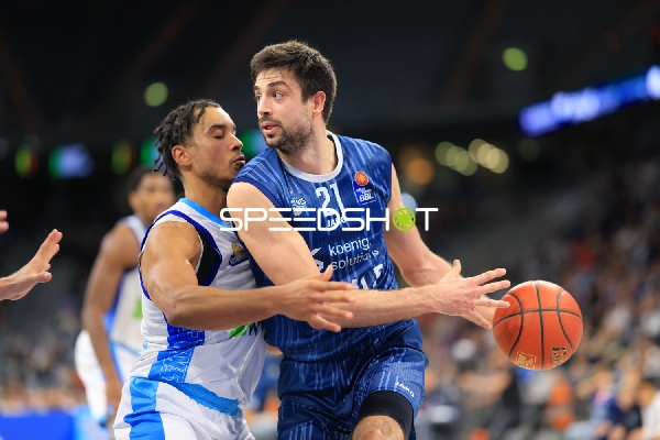 Spielaktion mit Mateo Seric (21; MLP Academics Heidelberg) und Garai Zeeb (3; Frankfurt Skyliners)