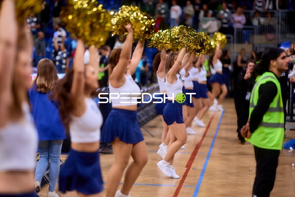 Fan-Szene mit Cheerleadern