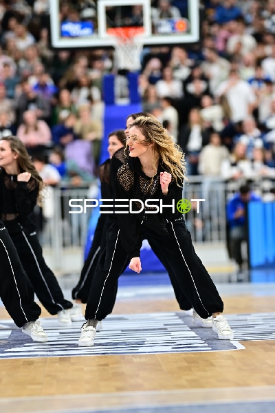 Basketball-Szene mit Cheerleadern