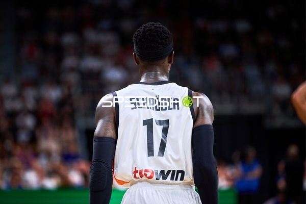 Dennis Schröder (17; Deutschland) auf dem Court