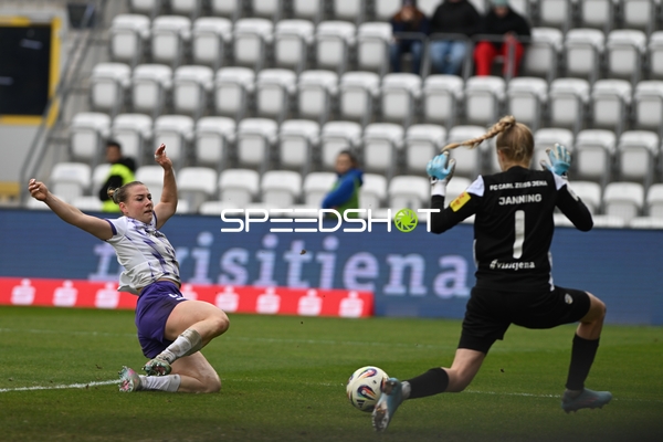 Zweikampf vor dem Tor