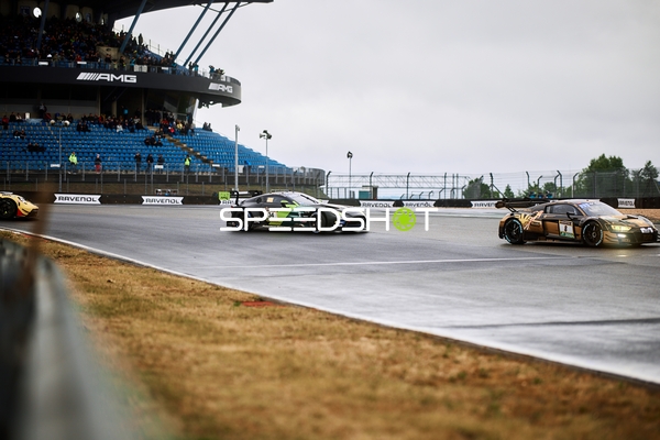 GT3-Fahrzeuge auf nasser Strecke