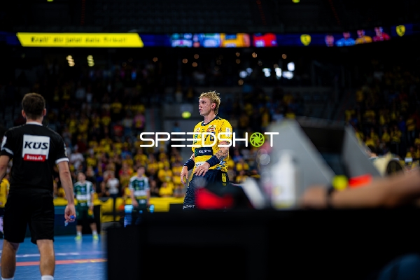 Edwin Aspenbäck (78; Rhein Neckar Löwen) positioniert sich