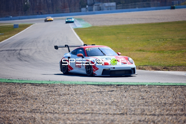 Rennwagen in Bewegung auf der Strecke