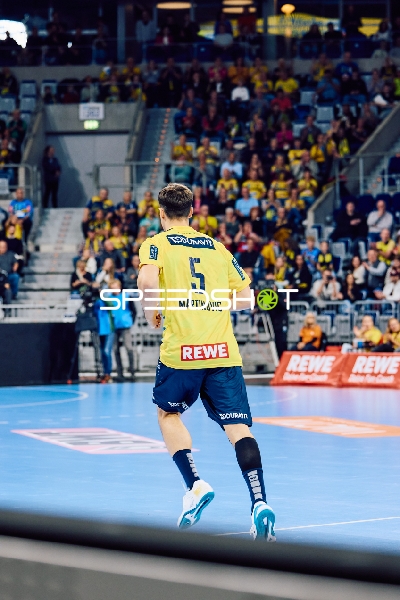Ein Spieler von Rhein Neckar Löwen (Nr. 5) auf dem Spielfeld.