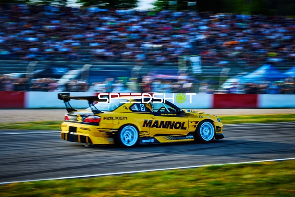 Rennfahrzeug auf der Rennstrecke