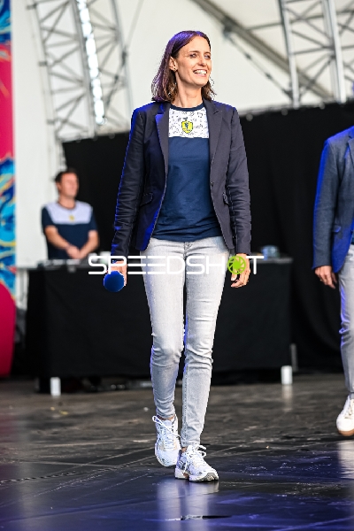 Person hält eine Rede oder präsentiert sich auf der Bühne.