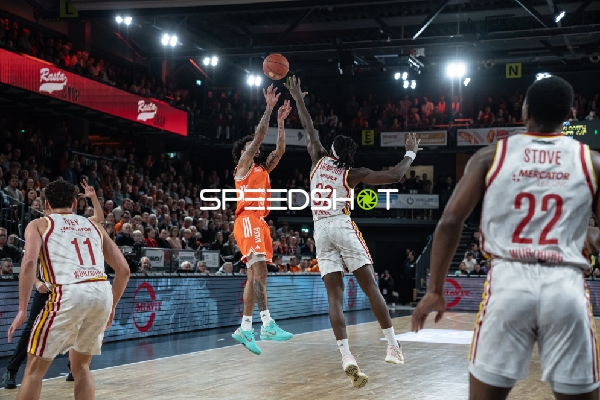 Spielaktion mit Alonzo Verge Jr. (11; Rasta Vechta) und Verteidigung