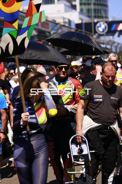 Mechaniker und Team in der Boxengasse