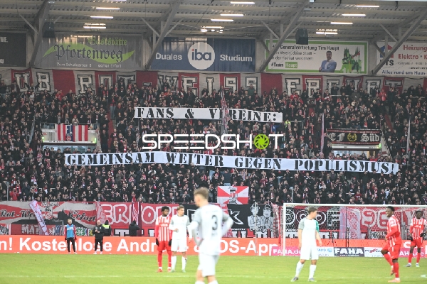 Spieler beider Teams auf Feld