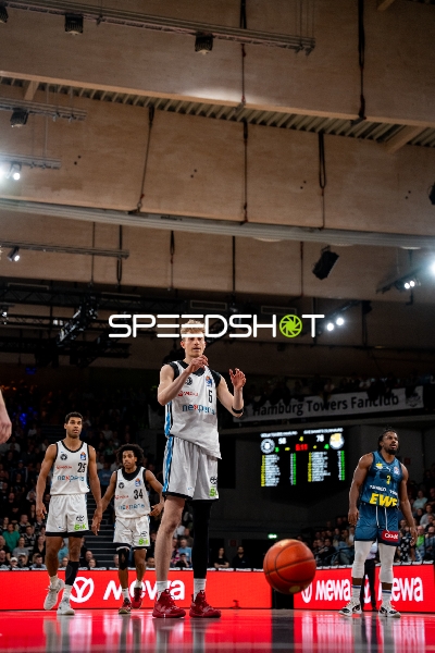 Spielaktion mit Zsombor Maronka (5; Veolia Towers Hamburg) und Christopher Clemons (3; EWE Baskets Oldenburg)