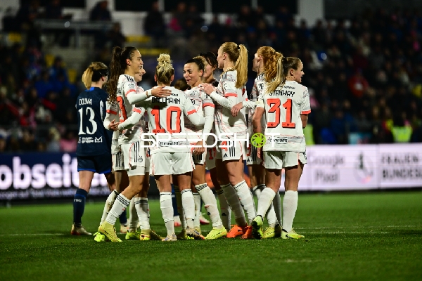 Spielerinnen feiern gemeinsam