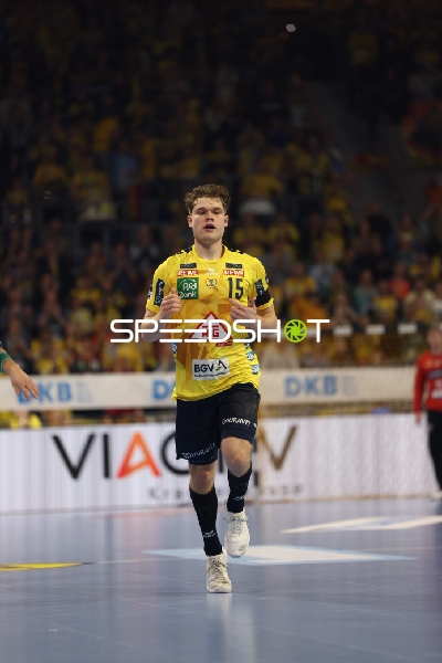 David Móré von den Rhein Neckar Löwen läuft jubelnd über das Spielfeld.