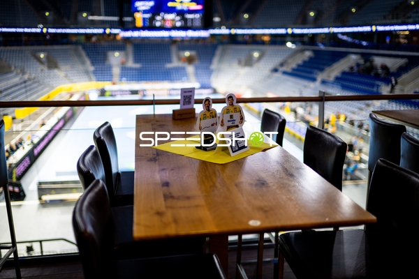 Leere Arena mit Tischaufstellern