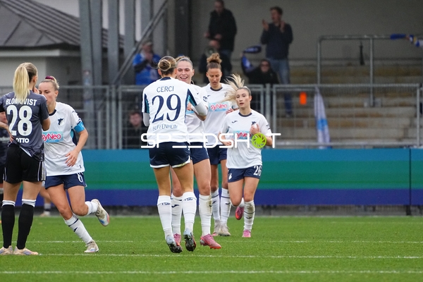 Spieler feiern Torerfolg