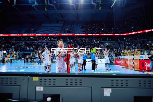 Spieler feiern nach dem Spiel.