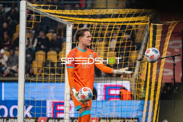 Torwart Ron-Thorben Hoffmann (1; Eintracht Braunschweig) mit Ball