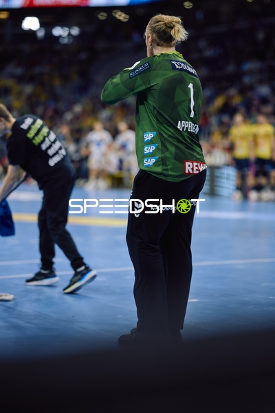 Ein Torwart von SC Magdeburg bereitet sich auf den nächsten Angriff vor.