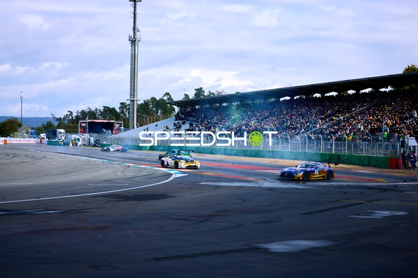 Drei Fahrzeuge in Kurve am Hockenheimring