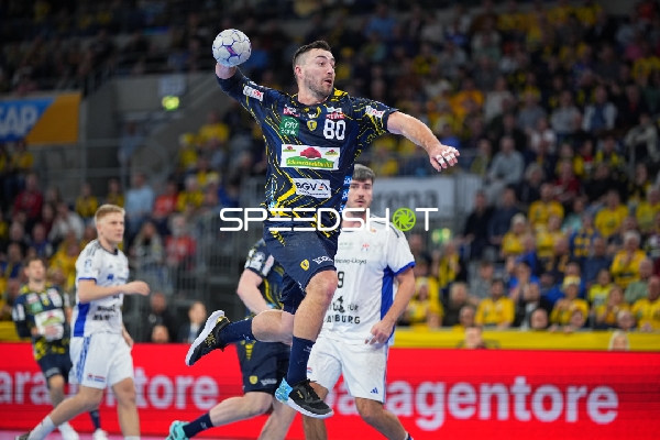 Jannik Kohlbacher (80; Rhein Neckar Löwen) mit Ball in Aktion