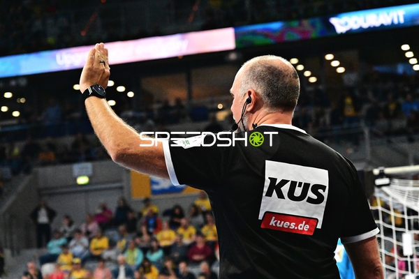 Schiedsrichter trifft Entscheidung