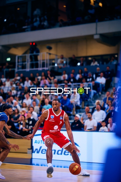 Intensives Dribbling bei MLP Academics gegen Syntainics MBC