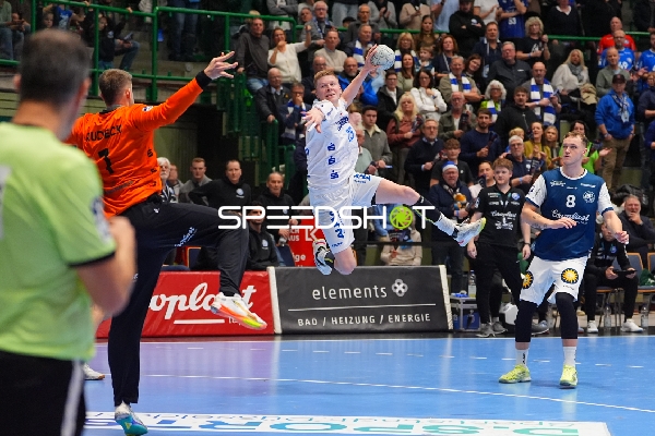 Niels Versteijnen (25; TBV Lemgo) mit Wurf gegen Nico Schöttle (8; Bergischer HC) und Eloy Morante Maldonado (33; Bergischer HC)