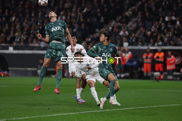 Eintracht Frankfurt springt gegen Tottenham Hotspur