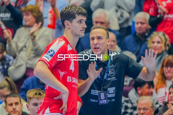 Szene mit Nikolaj Enderleit (4; MT Melsungen) und Roberto García Parrondo (998; MT Melsungen)