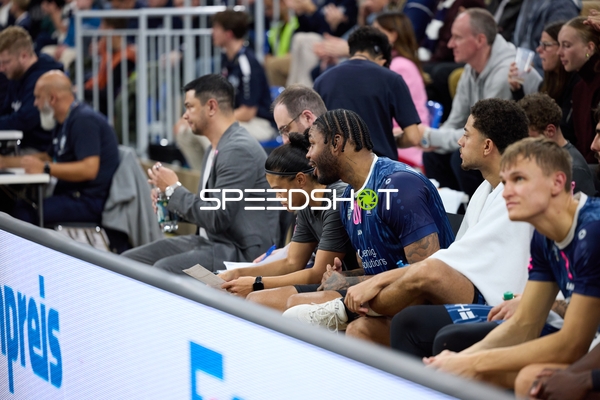 Trainer und Spieler auf der Bank