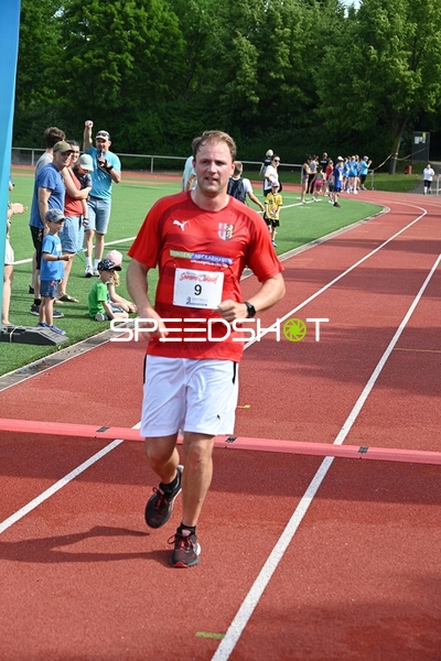 Läufer überquert Ziellinie