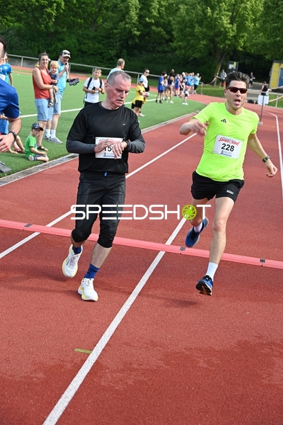 Läufer erreichen Ziellinie