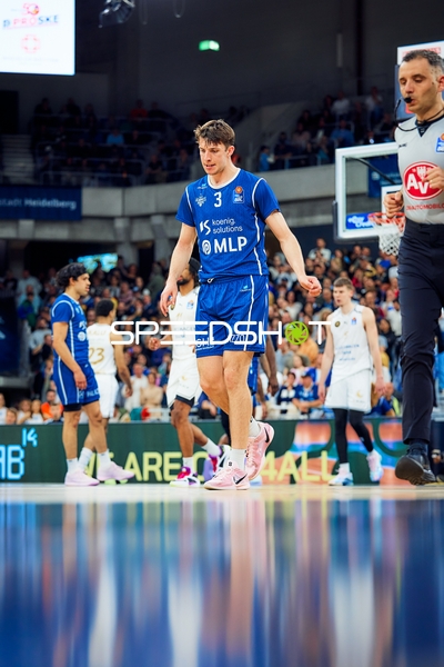 Andrew O’Brien (3, MLP Academics Heidelberg) mit Ball