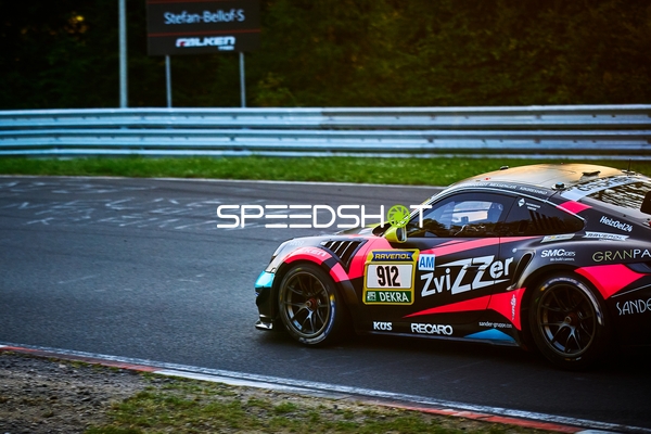 Fahrzeug auf der Rennstrecke