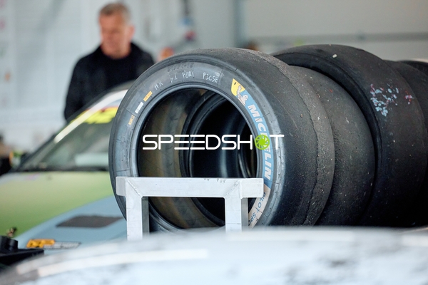 Stapel von Rennreifen in der Boxengasse