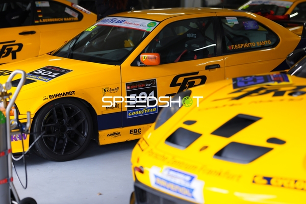 Rennwagen mit Startnummer 501 in der Garage