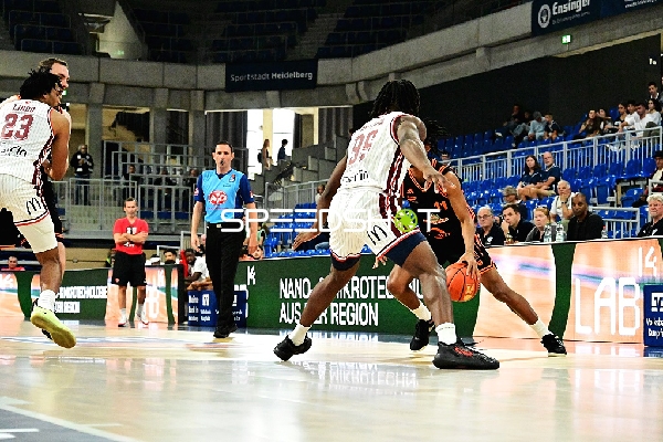 Direktes Duell um den Ball