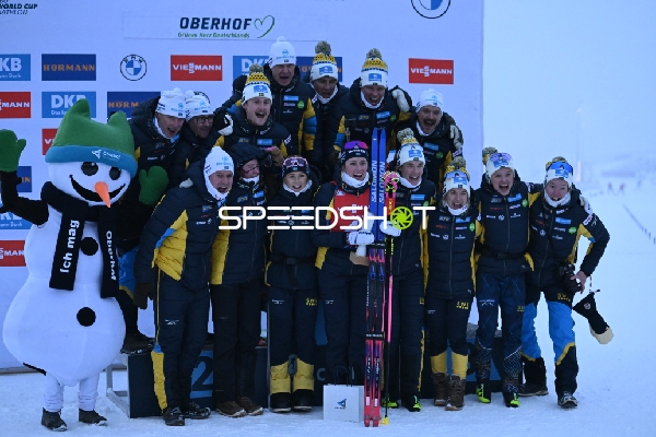Hanna OEBERG Hanna OEBERG (44; Biathlon Frauen) und Elvira OEBERG Elvira OEBERG (46; Biathlon Frauen) feiern in Oberhof