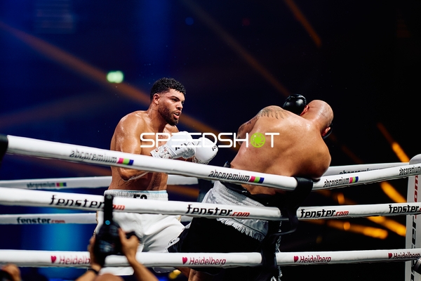 Boxer Schwergewicht Emanuel Odiase (903; VIP) im Ring