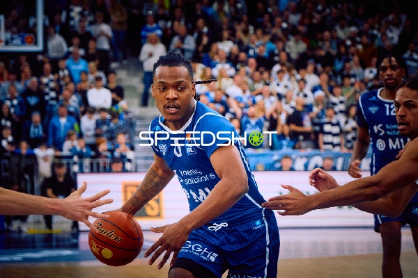 Ein Spieler von MLP Academics Heidelberg dribbelt den Ball durch die Verteidigung von Brose Bamberg.