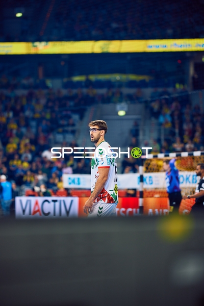 Spieler blickt in Richtung Spielfeldrand