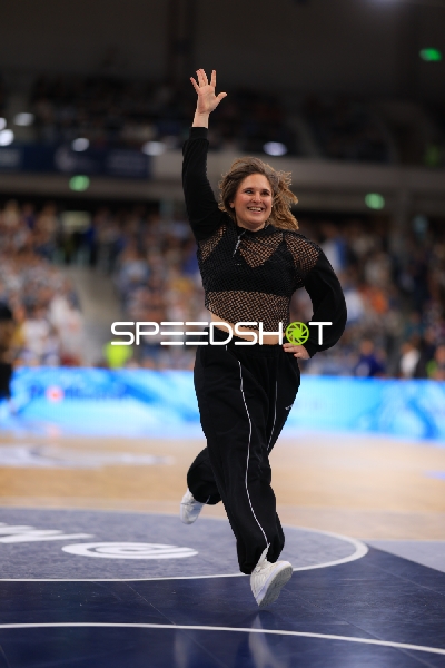 Person posiert auf Basketballfeld