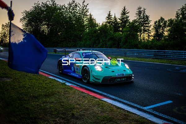 Dennis Marschall (44, Falken Motorsports) mit Flagge