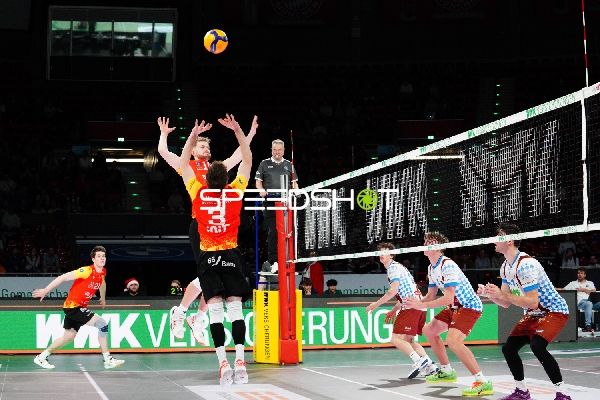 Maximilian König (18; BADEN VOLLEYS SSC Karlsruhe) und Nimo Benne (21; BADEN VOLLEYS SSC Karlsruhe) in Aktion