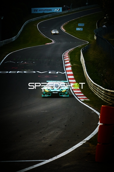 Rennfahrzeuge auf der Strecke